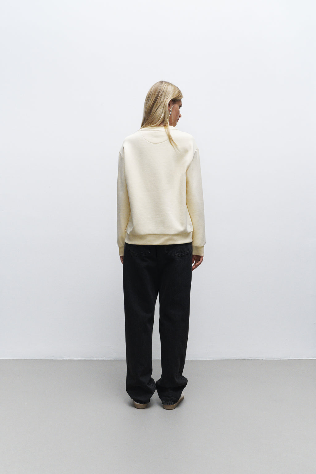 The garden chair, yellow on yellow, sweatshirt