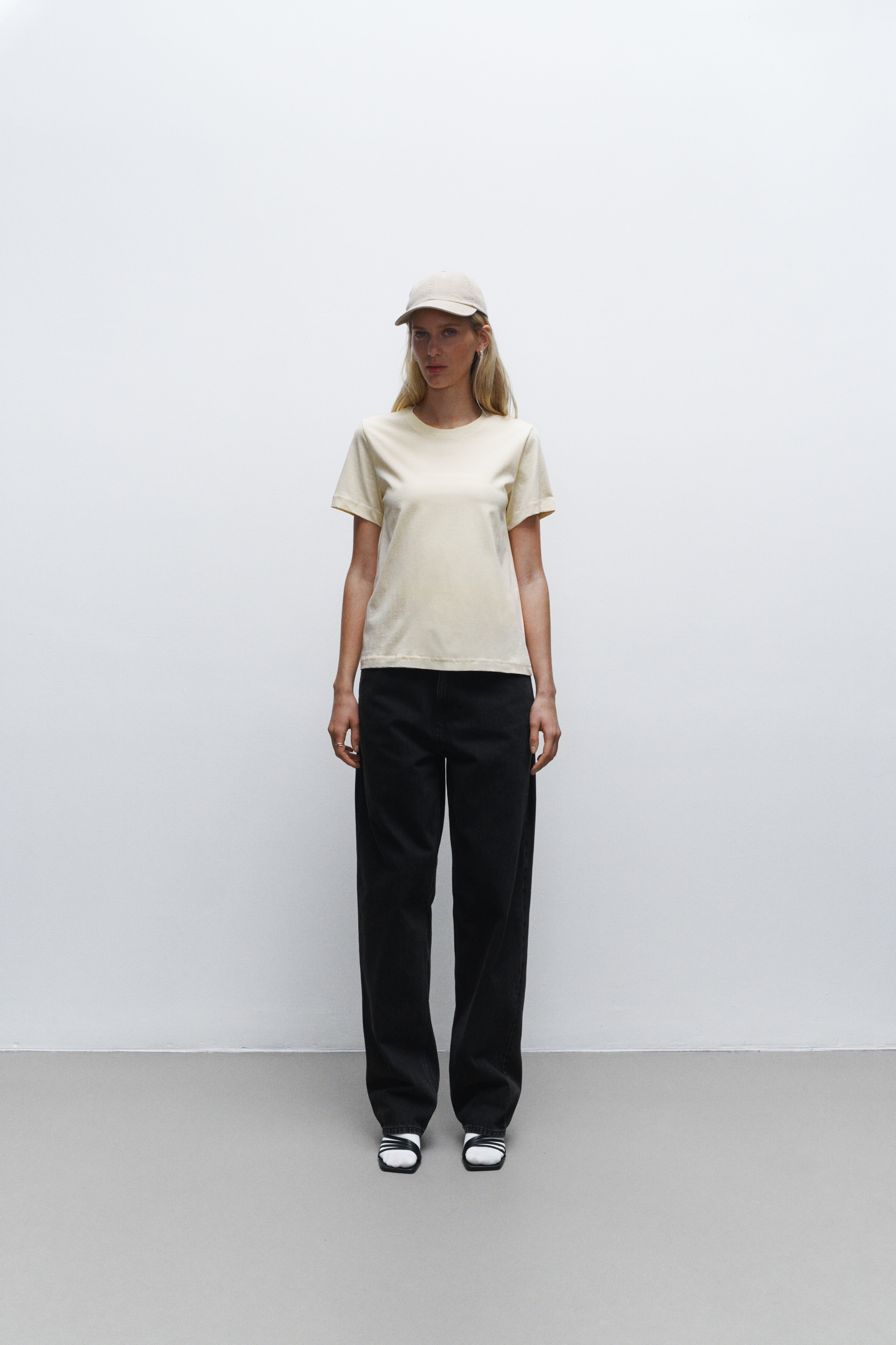 The garden chair, yellow on yellow, shirt